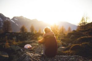 Vrouw in zon kracht van kleur