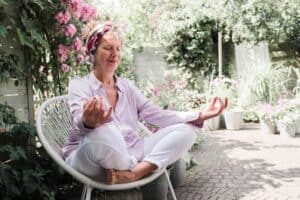 Anne-Lies Smal in zen-houding in lila tinten – ontspanning, rust en kleurpsychologie op en naast de mat