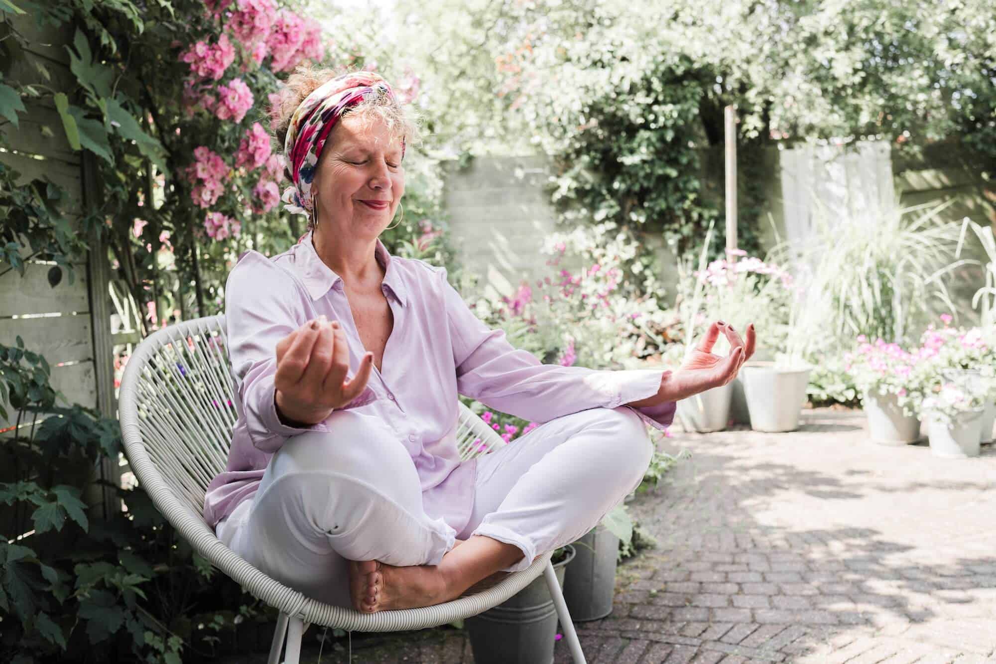 Anne-Lies Smal in zen-houding in lila tinten – ontspanning, rust en kleurpsychologie op en naast de mat