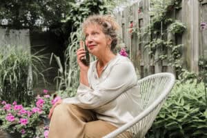 Anne-Lies Smal met telefoon – last call van het leven, kleurpsychologie en roze