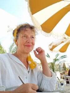 Anne-Lies goudgeel schrijven aan zee
